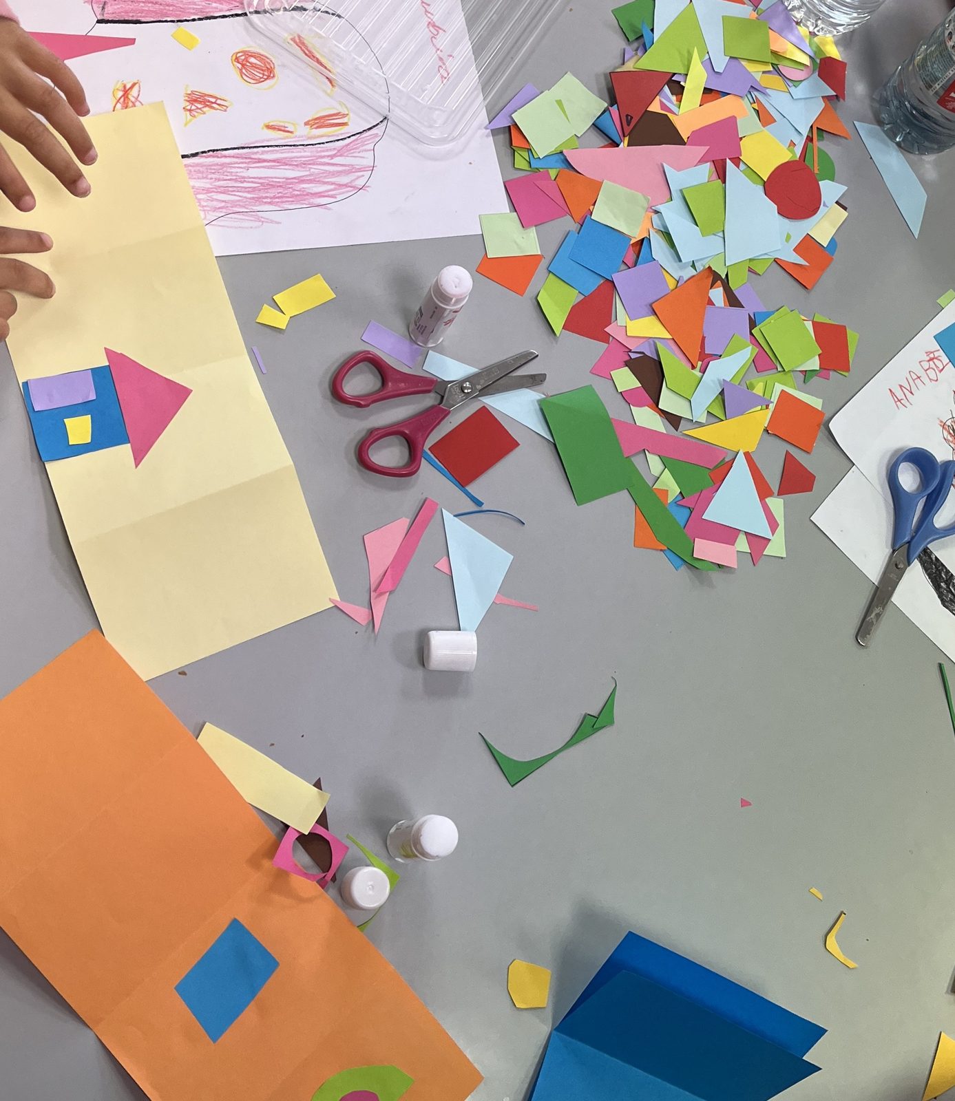 Découpage de chutes de papier et de tissu colorées
