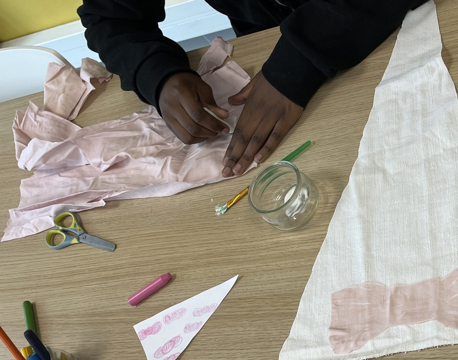 Travail sur un tissu rose en cours d'atelier
