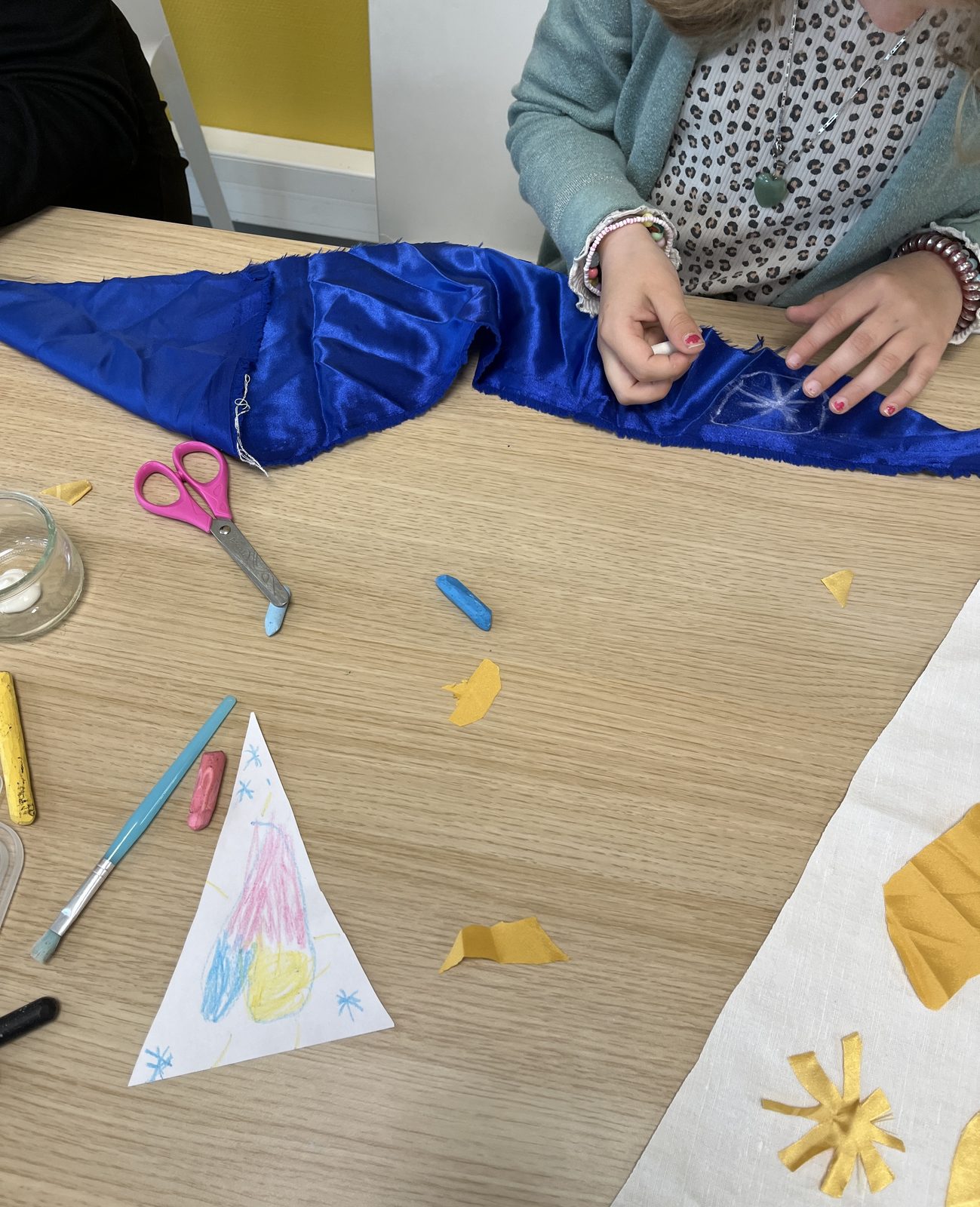 Couture sur un tissu bleu en duo